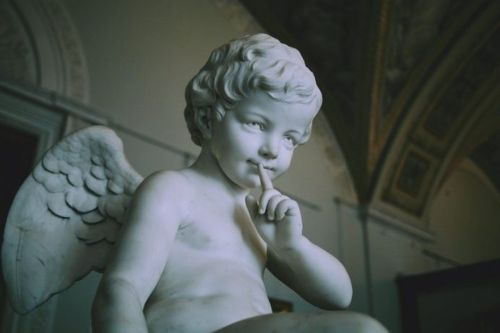 A statue of an angel